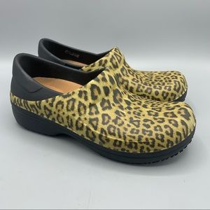 Crocs Triple Comfort Shoes Leopard Cheetah Print Nursing Shoes Womens Size 8 EUC
